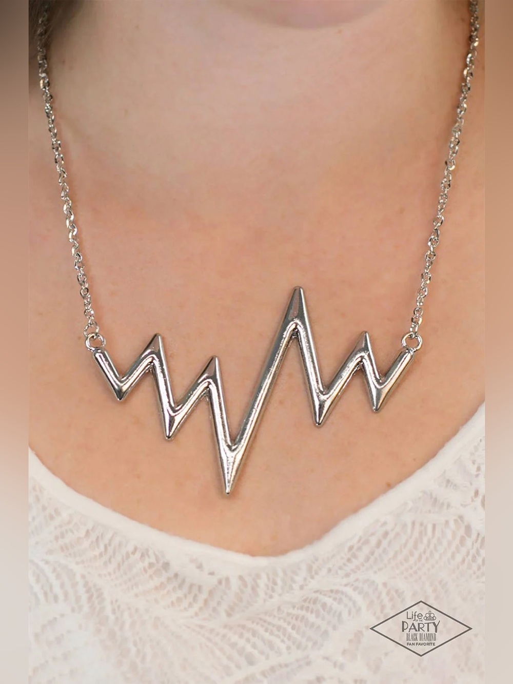 ❤️🔥5/$25❤️🔥 In A Heartbeat Silver Necklace